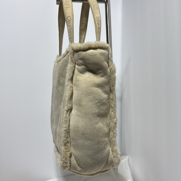 Chanel Shearling Suede Fur Chanel Handbag Tote CC Logo Vintage - Picture 15 of 16